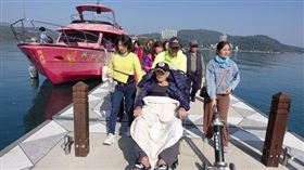 伊甸圓夢憩旅帶阿公舊地重遊，回到多年前與家人一起出遊的日月潭，坐渡輪憶當年。（圖／翻攝自伊甸基金會官網）
