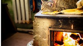 ▲傳統社會用灶生火煮飯，相傳灶爐有灶神。（圖／翻攝自CANVA）