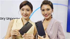 三星首款AI手機 導入通話即時翻譯三星正式發表旗艦S24系列，除了鏡頭規格升級，導入通話即時語音與文字翻譯、語音轉錄文字、AI搜尋圈等功能是最大亮點，也為今年各品牌的AI手機大戰吹響號角。 中央社記者江明晏攝 113年1月18日