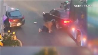 遊覽車失控推撞　騎士「一個move」閃夾擊