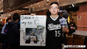 ▲「表弟」卡森斯（DeMarcus Cousins）來台，球迷胖丁自製看板接機。（圖／記者劉彥池攝影）