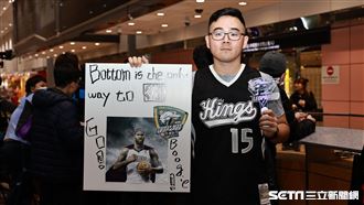 「表弟」卡森斯抵台　球迷自製看板接機！