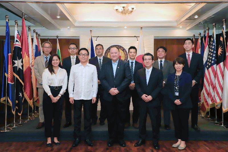 菲律賓國防部長鐵歐多洛（前中）日前會見日本國際協力機構代表團。（菲律賓國防部提供）
