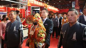 2024世貿年貨大展_由外貿協會董事長黃志芳（中捧神像者）率工作團隊恭迎北港朝天宮媽祖聖駕，保佑展覽平安順利。（圖／貿協提供）