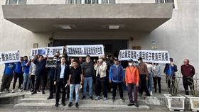 海軍威海計畫惹議 高雄漁民抗議（1）海軍18日在高雄市梓官區信蚵、智蚵里社區聯合活動中心舉辦「威海計畫」工程相關說明會，因海軍不開放媒體入內採訪，大批漁民憤而離席，在戶外拉開白布條抗議。中央社記者林巧璉攝 113年1月18日