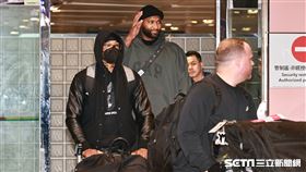 ▲「表弟」卡森斯（DeMarcus Cousins）抵台，台灣球迷熱情接機。（圖／記者劉彥池攝影）