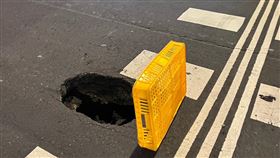 台北市，林森北路，長春路，坑洞。（圖／翻攝自林森北消息臉書粉專）