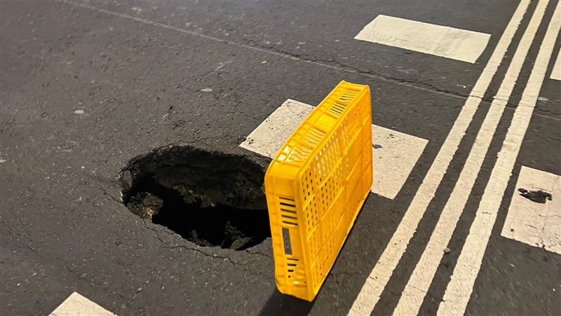 北市林森北、長春路口現坑洞　新工處處理