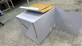 投票匭被發現在基隆的垃圾堆裡。圖片來源／台灣民眾黨林毓峯臉書