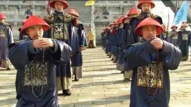 大清官員跪拜皇上為何要「甩兩下袖子」？
