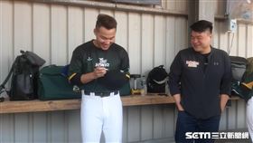 ▲補教名師呂捷到台鋼春訓來為王柏融探班。（圖／記者俞聖律攝影）