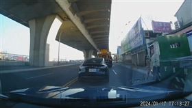 卡車司機違停只顧和檳榔西施聊天。（圖／翻攝自「爆料公社(官方粉專專屬)」）