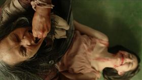 《鬼聲泣》鄉里養小鬼的婆婆老翠，將妍恩牙齒吞肚進行邪教儀。（圖／威視提供）