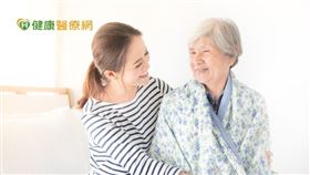 冬天血壓相較比夏天來得高，背後埋下的危險因子除了因天冷容易想喝熱湯，導致不小心攝取過多油脂和鹽分，溫差大也是導致血壓變動最劇烈的原因，因此定期測量血壓才是確保遠離高血壓的關鍵。