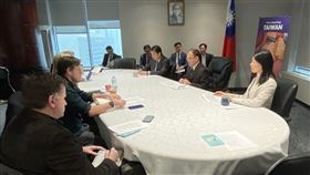 駐加代表處邀加媒舉行選後座談會駐加拿大代表曾厚仁（右2）16日邀請加國媒體在代表處舉行座談，談中國干預台灣大選及台灣因應之道。（駐加代表處提供）中央社記者胡玉立多倫多傳真 113年1月19日