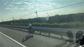 國道1號彰化段，單車騎士闖國道，騎路肩，從北斗交流道秘道遁逃無法開罰(圖／翻攝自彰化爆料網)