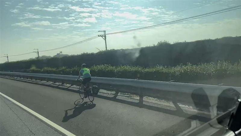 自行車闖國道騎路肩15分　秘道遁逃罰不到