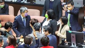 遭控接受性招待　陳宗彥請辭政院發言人職務民眾黨立委陳琬惠指行政院發言人陳宗彥（右橘色口罩者）11年前曾多次接受業者性招待，陳宗彥17日下午先出面駁斥後，晚間決定請辭。圖為陳宗彥上午列席立法院院會情形。中央社記者王飛華攝　112年2月17日