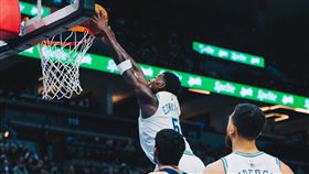 ▲灰狼艾德渥斯（Anthony Edwards）罰球線自拋自灌，全場看傻。（圖／翻攝自灰狼推特）