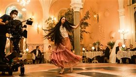 艾瑪史東《可憐的東西》。（圖／探照燈影業提供）