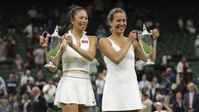 ▲謝淑薇合拍梅丹斯（Elise Mertens）晉級澳網女雙16強。（資料圖／美聯社／達志影像）