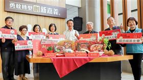 嘉縣民間團體合資送年菜  助弱勢家庭溫馨過年嘉義縣政府幫助弱勢家庭溫馨過年，今年第12年與民間各單位合作捐贈愛心年菜暨年節紅包，縣長翁章梁（右4）19日代表接受，將送年菜及紅包至弱勢家庭。（嘉義縣政府提供）中央社記者黃國芳傳真  113年1月19日