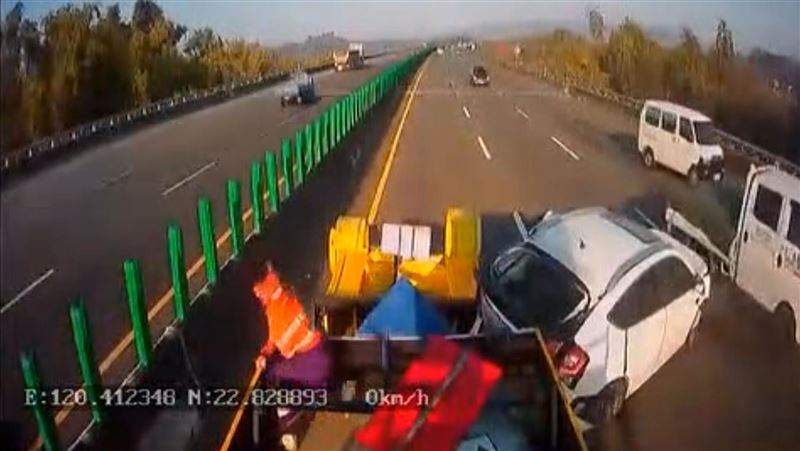 畫面曝！女駕駛國道「直直撞」緩撞車3傷