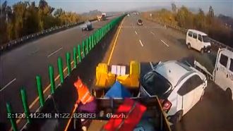 畫面曝！女駕駛國道「直直撞」緩撞車3傷
