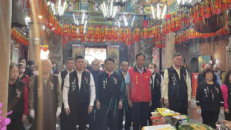 郭台銘回來了　現身板橋做「這件事」