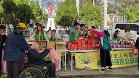 在春節前發放防寒物資包。（圖／社會局提供）
桃園電子報