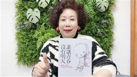 鍾文智贈書給國際兒童單親文教基金會，創辦人黃越綏希望能讓親子們藉由閱讀，獲得實質協助。照片提供/國際兒童單親文教基金會