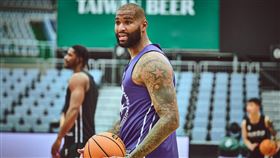 ▲卡森斯（DeMarcus Cousins）18日晚間抵台後無懼時差，立刻前往球場練球。（圖／台啤永豐雲豹提供）