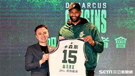 ▲「表弟」卡森斯（DeMarcus Cousins）加盟記者會，正式穿上台啤永豐雲豹15號球衣。（圖／記者劉彥池攝影）
