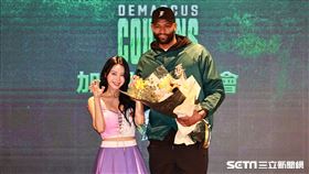 ▲「表弟」卡森斯（DeMarcus Cousins）加盟記者會，韓籍啦啦隊員李雅英獻花。（圖／記者劉彥池攝影）