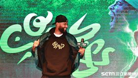 ▲「表弟」卡森斯（DeMarcus Cousins）加盟記者會，曝光他的專屬LOGO。（圖／記者劉彥池攝影）