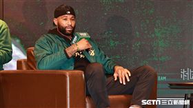 ▲「表弟」卡森斯（DeMarcus Cousins）在加盟記者會接受提問。（圖／記者劉彥池攝影）