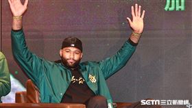 ▲「表弟」卡森斯（DeMarcus Cousins）在加盟記者會接受提問。（圖／記者劉彥池攝影）