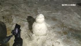 下雪了! 陽明山零下見雪 民眾嗨堆雪人