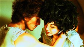 《2046》由木村拓哉（左）和王菲演出。（圖／CATCHPLAY提供）