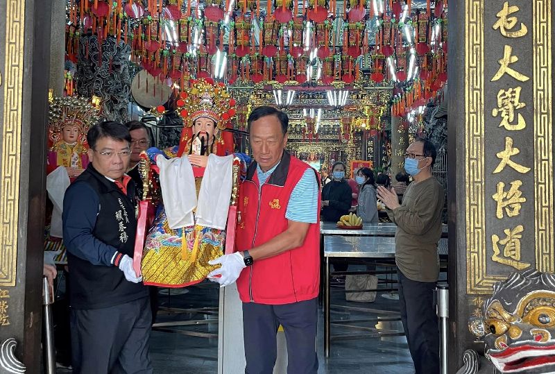 板橋慈惠宮聖父母土地公殿19日舉行安座大典，鴻海集團創辦人郭台銘（前左2）應邀出席，與慈惠宮主委賴春穆（前左）一同參與儀式。（圖／中央社）