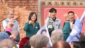 蔡總統苗栗為曾玟學助選  籲選對的人、走對的路總統蔡英文（左2）4日到苗栗市玉清宮參香，並為無黨籍苗栗縣第2選區立委候選人曾玟學（右2）站台拉票，呼籲選民務必「選對的人、走對的路」，千萬不要錯失苗栗「後發先至」的機會。中央社記者管瑞平攝  113年1月4日