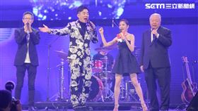 廣達旺年會尾聲，副董事長梁次震、雲達總經理楊麒令上台與任賢齊合唱〈上海灘〉、〈月亮代表我的心〉。（圖／記者楊澍攝影）