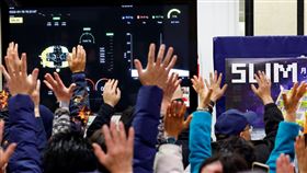 日本JAXA證實，小型無人探測器（Smart Lander for Investigating Moon，SLIM）已於日本時間20日凌晨零時20分（台灣時間19日23時20分）成功降落在月球表面，並於登陸後建立起通訊。圖/路透社