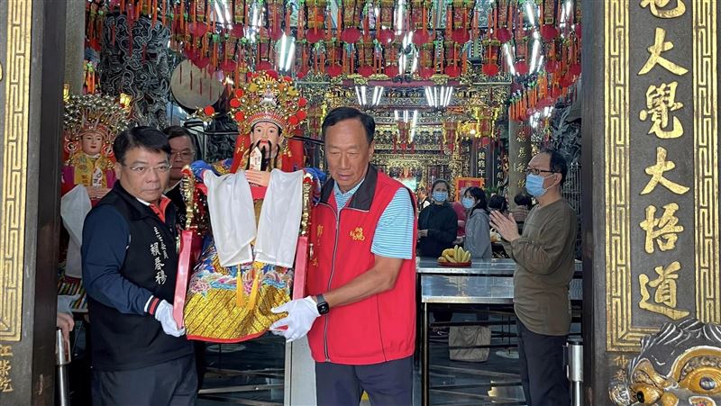 選後首度公開露面！郭台銘現身板橋慈惠宮