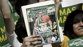 ▲圖為2006年喬治梅森大學球迷，舉起「運動畫刊」的雜誌。（圖／美聯社／達志影像）