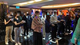 高市3警分局臨檢八大行業 開出21張罰單（2）高雄近來爆發娛樂場所群聚個案，高雄市警方選在15日娛樂場所復業首日擴大稽查臨檢，3分局連同衛生局稽查共210處，共開出21張違規罰單。（高市三民一警分局提供）中央社記者洪學廣傳真  111年4月16日