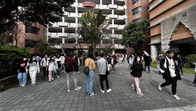 第一節數學A考完，學生陸續步出試場。（圖／記者簡浩正攝影）