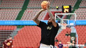 ▲「表弟」卡森斯（DeMarcus Cousins）T1初登場，賽前練投。（圖／記者劉彥池攝影）