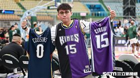 ▲「表弟」卡森斯（DeMarcus Cousins）T1初登場，香港球迷黃先生帶著他過去的球衣到台灣追星。（圖／記者劉彥池攝影）