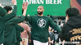 ▲「表弟」卡森斯（DeMarcus Cousins）T1初登場，進場時和隊友擊掌。（圖／記者劉彥池攝影）
